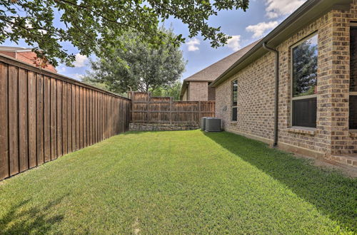 Foto 9 - Chic Family-friendly Home in Irving w/ Yard