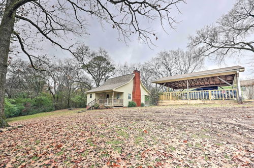 Photo 16 - Tranquil Lake Hamilton Retreat w/ Boat Dock