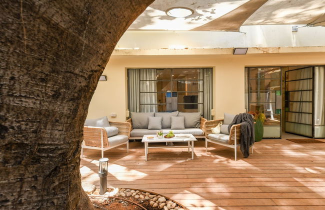 Charming 2BR Apt w a Breathtaking Patio - Foto 24
