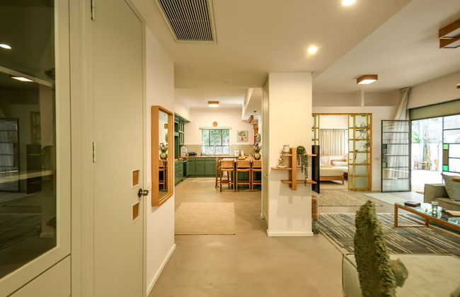 Charming 2BR Apt w a Breathtaking Patio - Foto 33