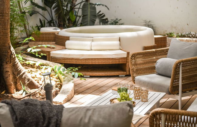 Charming 2BR Apt w a Breathtaking Patio - Foto 26