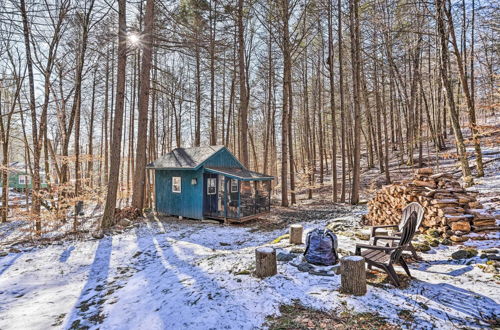 Foto 14 - Cozy Falls Brook Cabin: Hike & Swim On-site