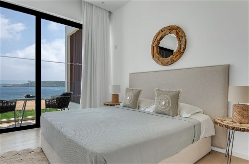 Photo 2 - Sanders Konnos Bay Aphrodite - Exquisite 6-bedroom Villa On the Beach Front
