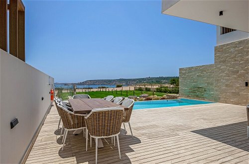 Foto 31 - Sanders Konnos Bay Aphrodite - Exquisite 6-bedroom Villa On the Beach Front
