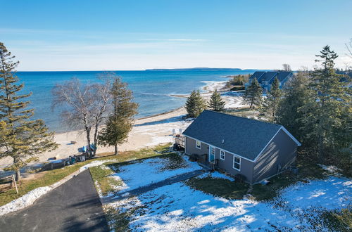 Foto 2 - St. Ignace Cottage w/ Deck & Beach on Lake Huron