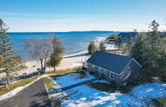 Foto 2 - St. Ignace Cottage w/ Deck & Beach on Lake Huron