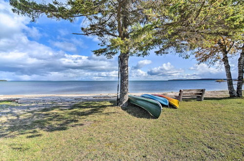 Foto 1 - Lovely Lake Huron Getaway: Beach Access & Kayaks