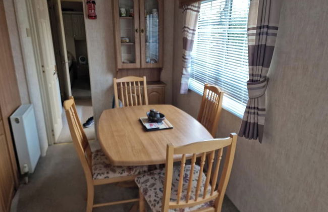 Caravan - Sleeps 4 - Pet Friendly - Parking - Foto 9