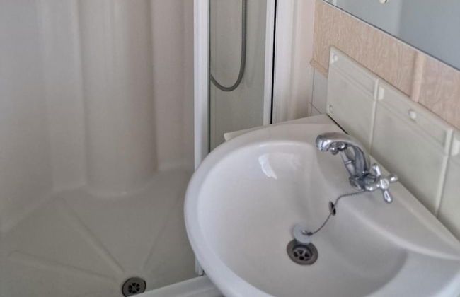 Caravan - Sleeps 4 - Pet Friendly - Parking - Foto 7