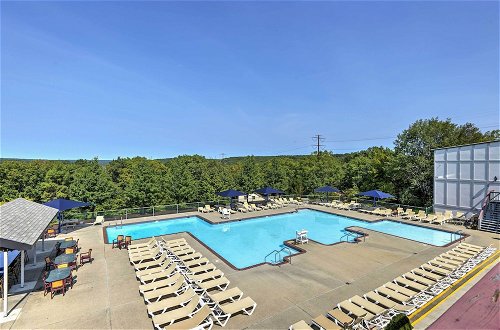 Foto 31 - Poconos Vacation Rental w/ Pool Access & Hot Tub
