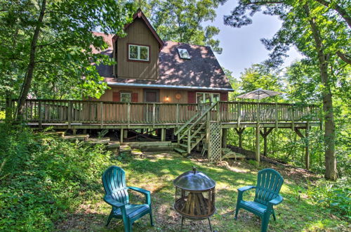 Foto 16 - Secluded A-frame Hideaway w/ Wraparound Deck