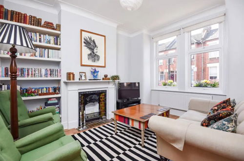Photo 2 - Stylish & Quirky 1BD Flat - Tooting
