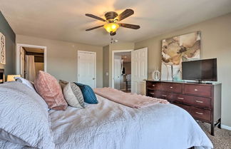 Photo 2 - Cozy Lakefront Condo With Balcony & Pool Access