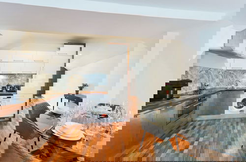 Photo 57 - Avari Apartments - Hatton Collection