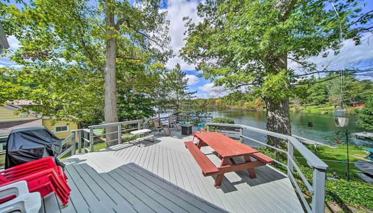 Foto 1 - Lakefront Burton Home w/ Deck, Grill + Views