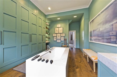 Photo 33 - Gorgeous Stylish Interior Designed 5 Bed Home in Holland Park - Superb Location