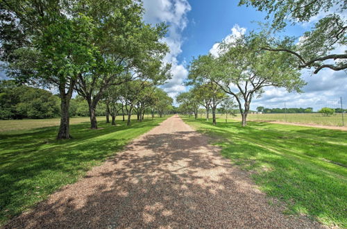 Foto 4 - Lakefront Wallis Ranch w/ Private Beach & Patio