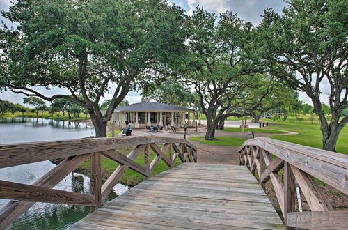 Foto 18 - 200-acre Lakefront Ranch in Wallis W/pvt Lake