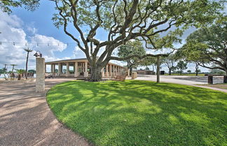 Foto 2 - Lakefront Wallis Ranch w/ Private Beach & Patio