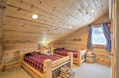 Foto 8 - Cozy & Private Custer Cabin w/ Hiking On-site