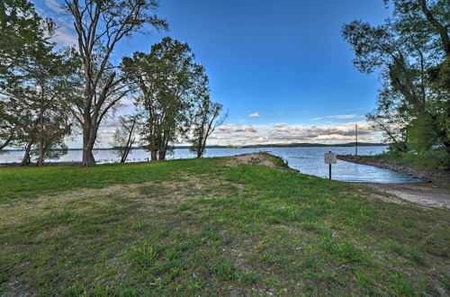 Foto 10 - Charming Lakefront Home w/ Grill & Fire Pit