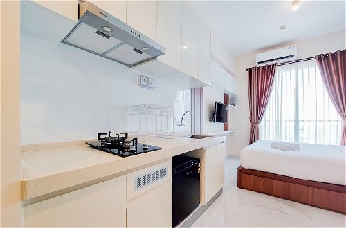 Photo 13 - Cozy And Nice Studio Apartment At Sky House Bsd