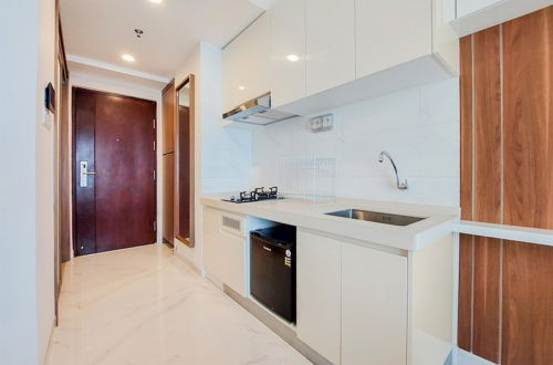 Photo 5 - Cozy And Nice Studio Apartment At Sky House Bsd