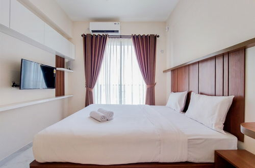 Photo 4 - Cozy And Nice Studio Apartment At Sky House Bsd