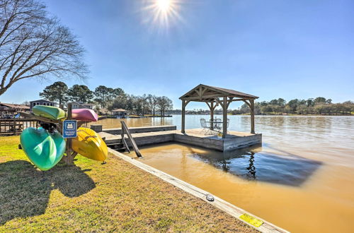 Foto 16 - Cozy, New-build Cabin: Steps to Lake Conroe