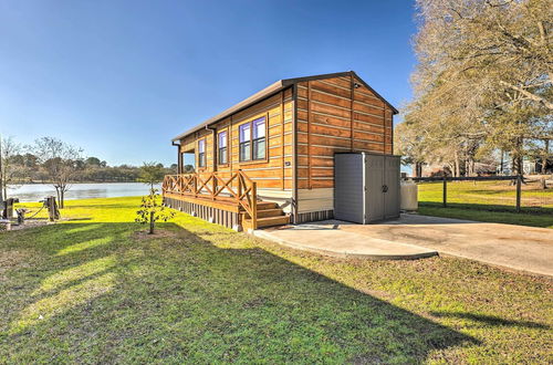 Foto 18 - Cozy, New-build Cabin: Steps to Lake Conroe