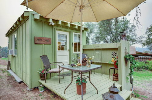 Foto 10 - Charming Tiny Home w/ Deck & Pond Access