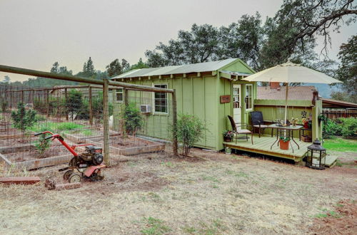 Foto 17 - Charming Tiny Home w/ Deck & Pond Access