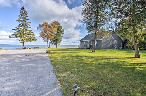 Foto 10 - Lovely Lake Huron Getaway: Beach Access & Kayaks