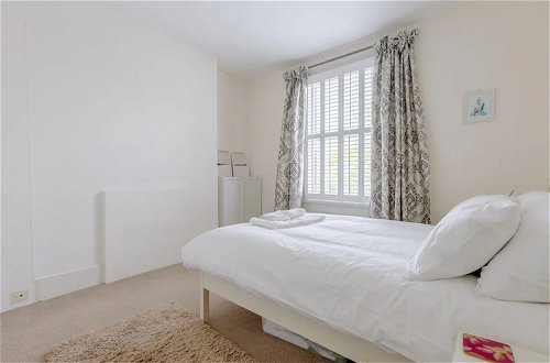 Photo 11 - Inviting 4BD House - Greenwich