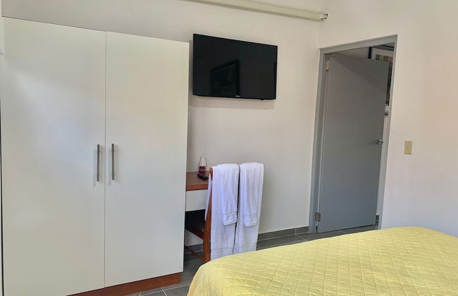 Remarkable 1-bed Apartment in Noord - Photo 3