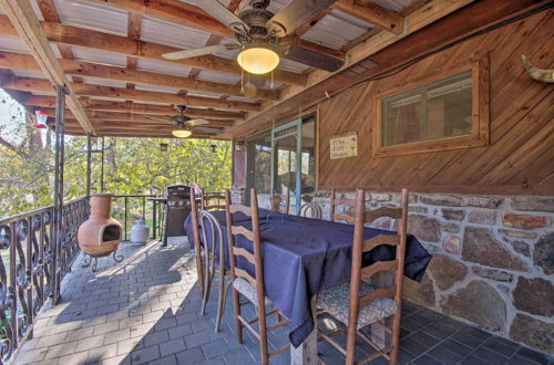 Foto 4 - Riverfront Getaway w/ Treehouse, Fire Pit & Deck