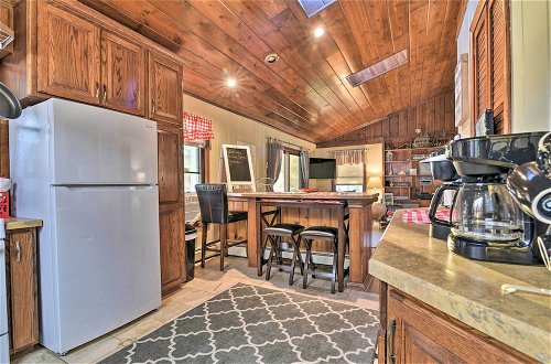 Foto 6 - Cozy Lakefront Lapeer House w/ 2 Paddle Boats