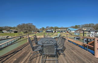 Photo 3 - Cozy Lakefront Cottage in Gun Barrel City~hot Tub