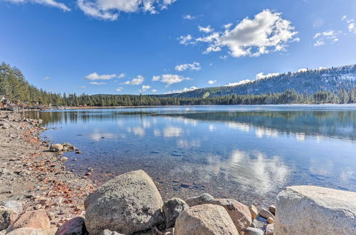 Foto 11 - Lovely Tahoe Donner Cabin w/ Deck & Trail Access