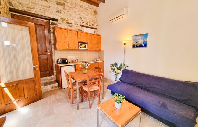 Skarinou's Landhouse Poolside Apartment - Photo 4