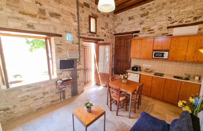 Skarinou's Landhouse Poolside Apartment - Photo 5