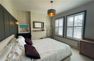 Photo 3 - Stylish 3BD House With Private Garden - Tooting