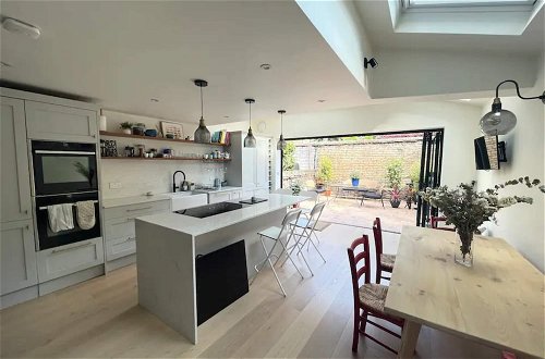 Photo 13 - Stylish 3BD House With Private Garden - Tooting