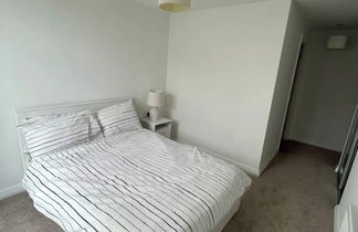 Photo 1 - Serene & Stylish 2BD Flat by the Canal - Poplar