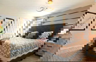 Foto 3 - Opulent Villa With Pool & Spa, 10 Miles to Disney