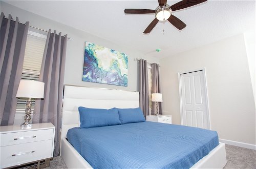 Foto 9 - Fantastic Eight Bedrooms SF w Screened Pool at Storey Lake Resort 2887