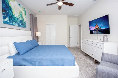 Foto 11 - Fantastic Eight Bedrooms SF w Screened Pool at Storey Lake Resort 2887