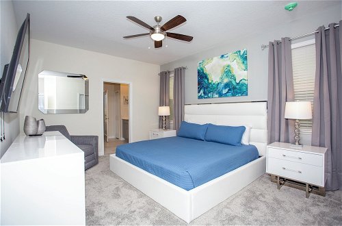 Foto 8 - Fantastic Eight Bedrooms SF w Screened Pool at Storey Lake Resort 2887