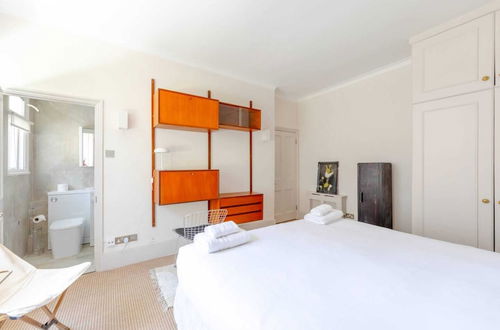 Photo 7 - Stylish 2BD Flat - 5 Minute Walk to Notting Hill