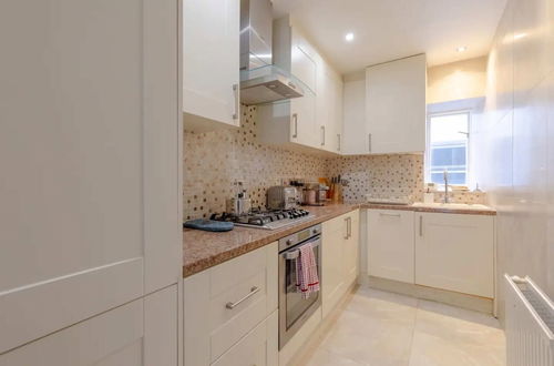 Photo 13 - Stylish 2BD Flat - 5 Minute Walk to Notting Hill